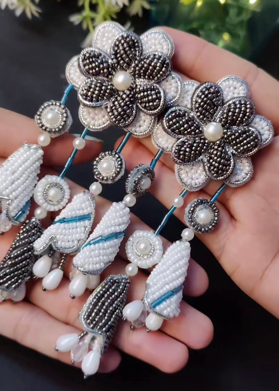 Flower drop earrings - White and Black image