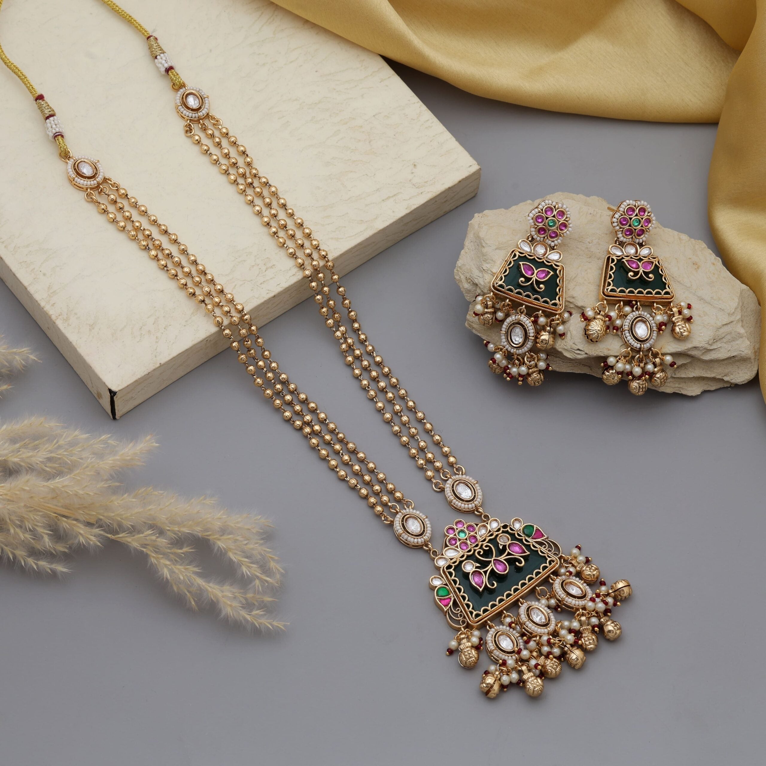 NAAZ KUNDAN EARRINGS - Emerald Green image