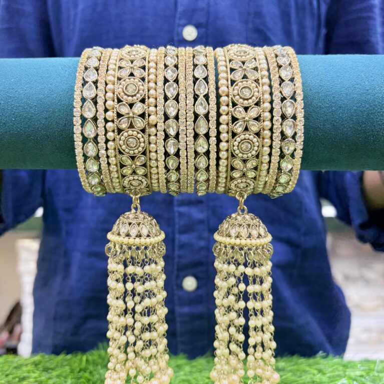 Charm hanging bangle set