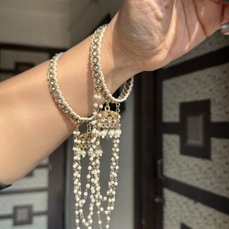 Classy jhoola bangles(one hand)